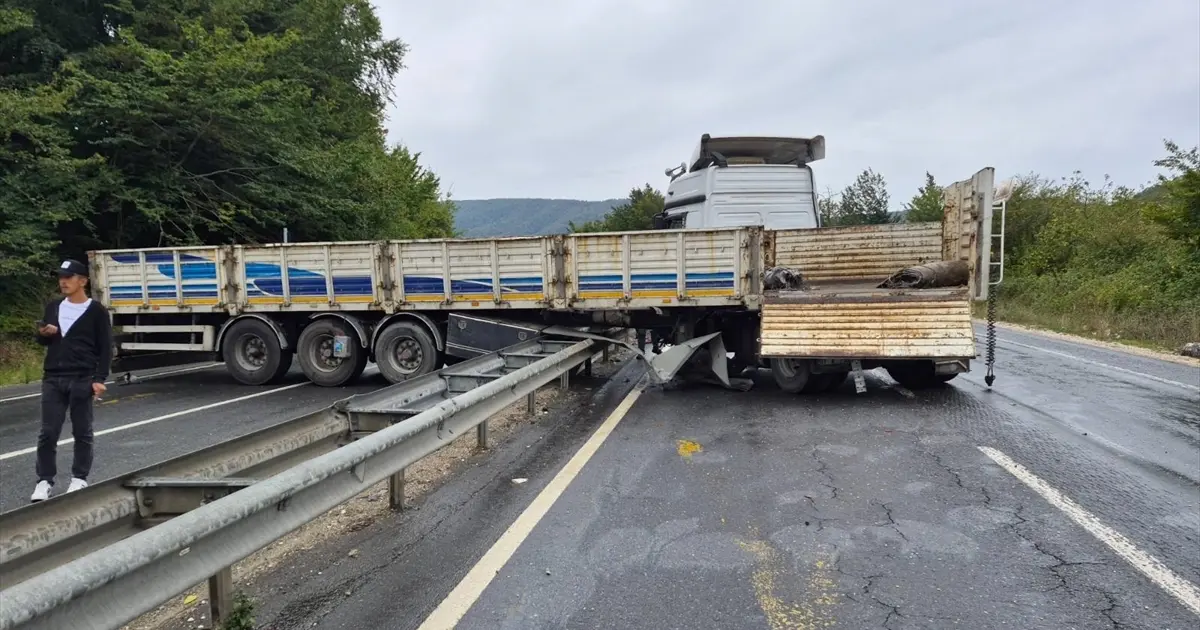 Düzce Akçakoca'da TIR makas attı, trafiği kilitledi!