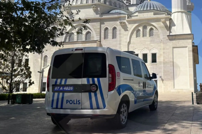 Camii şadırvanında uygunsuz görüldüler!
