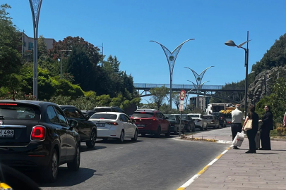 Trafik kazası tüm trafiği tıkadı...