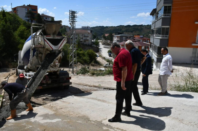 ALAPLI'DA AHMET ZEKİ ATALAY İLKOKULU YOLUNDA BETON KAPLAMA ÇALIŞMASI BAŞLADI