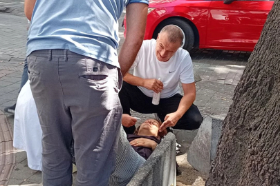 Cadde ortasında fenalaşan kadın yere yığıldı
