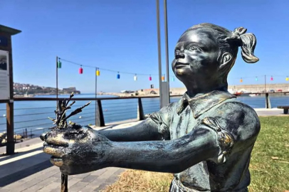 Atatürk’e çiçek veren kızın çiçeği yine çalındı!!!