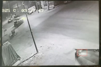 Kamyonet otomobille kafa kafaya çarpıştı: 1’i ağır 2 yaralı