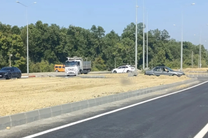 Virajı alamayınca bankete çarptı!