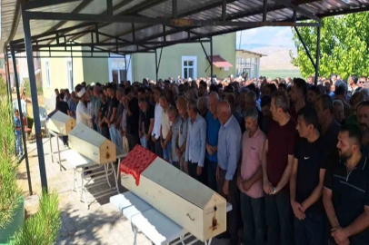Üniversite kaydı için çıktıkları yolda yanarak can veren aile toprağa verildi
