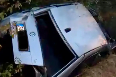 Otomobil yol kenarındaki şarampole uçtu ...