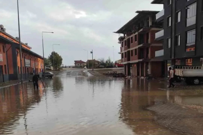 Sağanak yolları göle çevirdi!