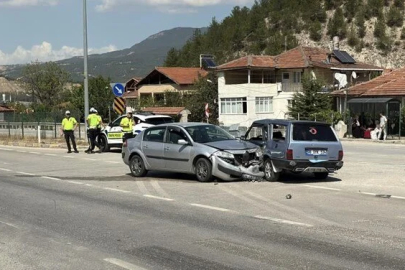 Otomobiller çarpıştı! 2'si çocuk 6 yaralı