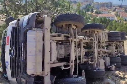 Kontrolden çıkarak devrilen beton mikserinin sürücüsü yaralandı ...