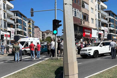 Otomobil, cipe çarptı: 2 kişi yaralandı!