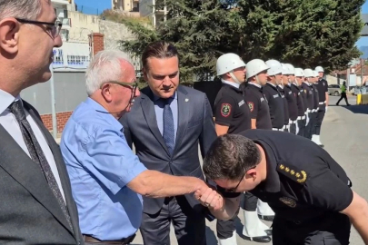 Emniyet Müdürü, kendisini karşılayan şehit babasının elini öptü ...