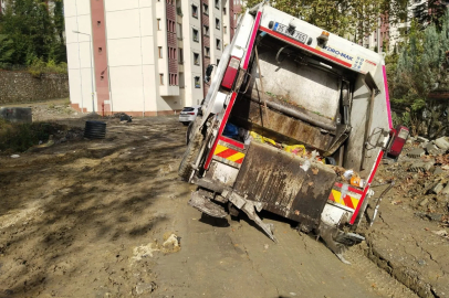 Çöp kamyonu yan yattı!