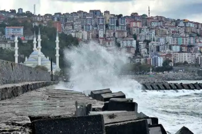 Dev Dalgalar, 7 Metrelik Liman Duvarını Aştı!