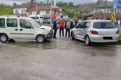 Otomobil ve hafif ticari araç çarpıştı!