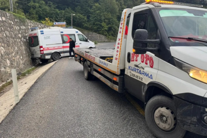 Ambulans şarampole kaydı!