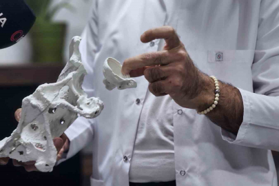 3D yazıcı destekli kalça proteziyle 60 yaşında yürüdü ...