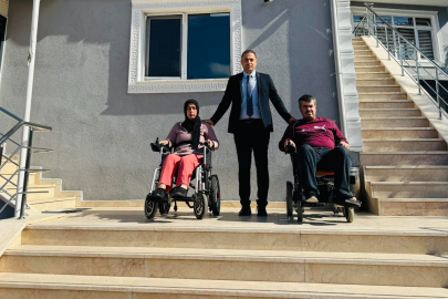 Engelli vatandaşlara sandalye hediye etti