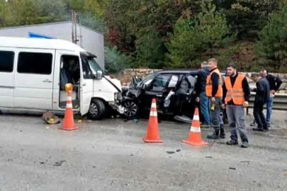 Minibüsle çarpışan otomobildeki 1 kişi yaralandı
