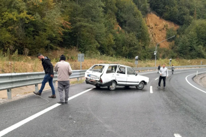Yağışlı yolda kontrolden çıkan otomobil bariyerlere çarptı!