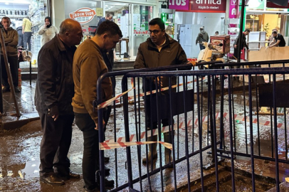 KAYMAKAM KÖKSAL, AYAĞINA ÇİZMELERİ GİYDİ VE SELDEN ETKİLENEN ESNAFIN SORUNLARINI DİNLEDİ…