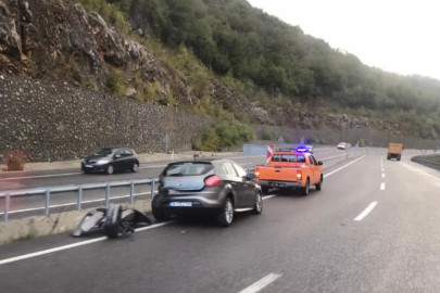 Kontrolünden çıkan otomobil bariyerlere çarptı!
