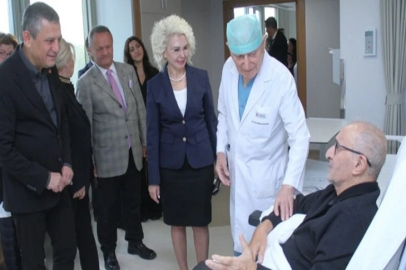 Özgür Özel, Hikmet Çetin'i tedavi gördüğü hastanede ziyaret etti