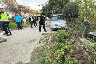 Feci kaza! Hafif ticari araç durağa daldı: 1 ölü, 1 yaralı