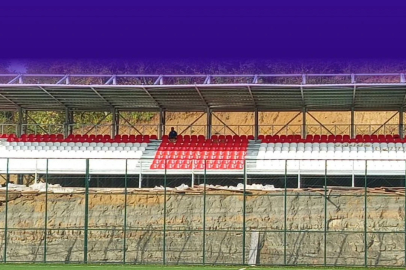 Ormanlı Sentetik Çim Futbol Sahasının tribünleri hizmete hazır