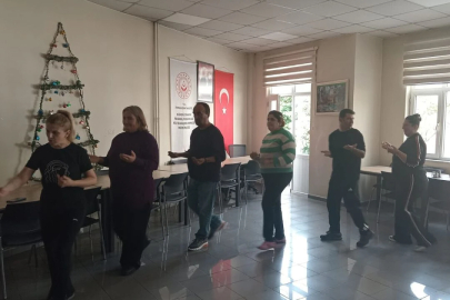 Özel bireyler halk dansları öğreniyor ...