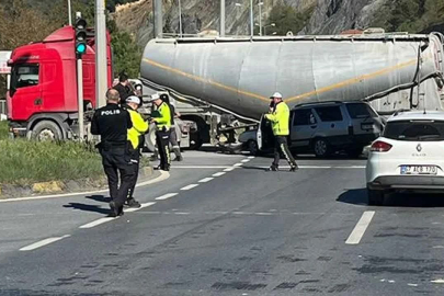 Otomobil TIR’ın altına girdi!