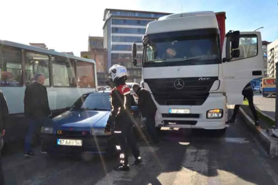 Zonguldak’ta Otomobil ile kamyon çarpıştı!