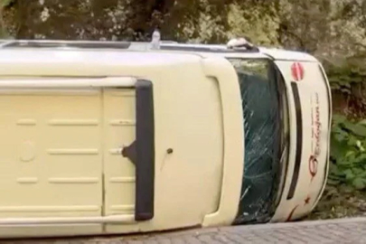 Milli Park'ta minibüs devrildi!