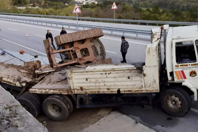 Kamyonda yüklü İş makinesi yola devrildi!