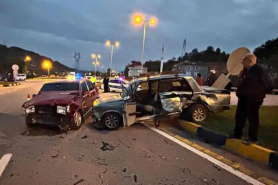 Kavşakta iki otomobil çarpıştı; 6 yaralı