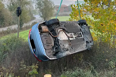 Otomobil şarampole devrildi!