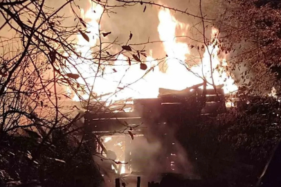 Alevlerin sardığı ahşap ev tamamen yandı!