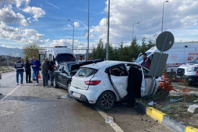 İki otomobil çarpıştı! 7 kişi yaralandı