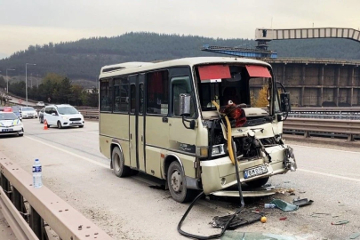 Yolcu minibüsü tır dorsesine çarptı!