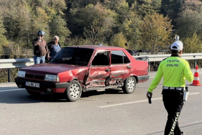 Yolcu minibüsü ve otomobil çarpıştı! 2 yaralı