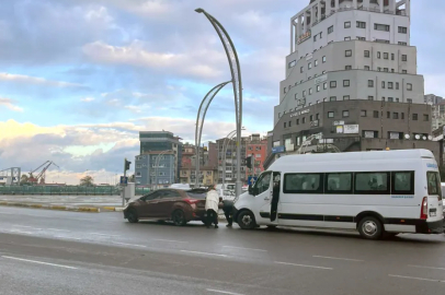 Yolcu minibüsü otomobile çarptı!