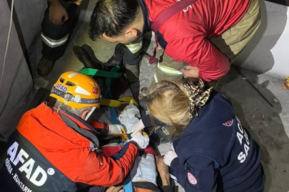 Apartman boşluğuna düşerek yaralanan yaşlı adamı ekipler kurtardı!