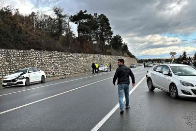 Üç araç birbirine girdi!