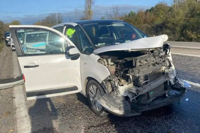 Otomobil traktöre çarptı! 5 yaralı