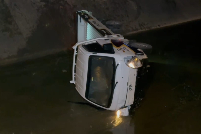 Alkollü sürücünün kamyoneti sulama kanalına devrildi!