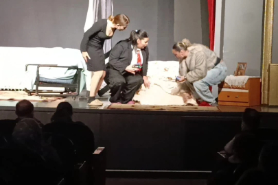 Aile Yadigarı Yüzük Kavgası Sahnede İzleyenleri Kahkahya Boğdu!