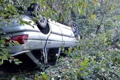 Otomobil şarampole yuvarlandı!