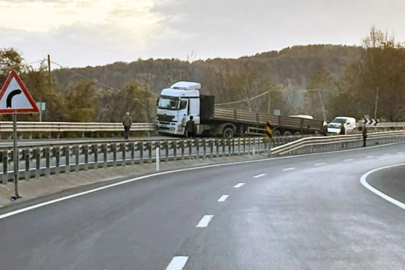 Tır bariyere çarparak durabildi!