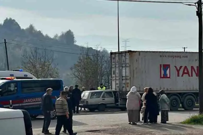 Otomobil tıra saplandı!
