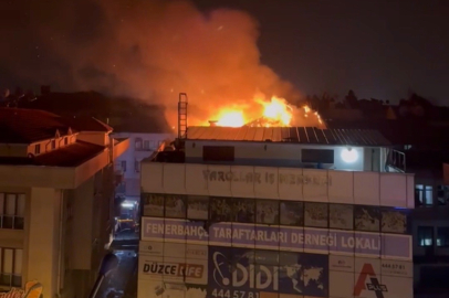 Alevlere teslim olan çatı güçlükle söndürüldü!