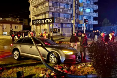 Çarptığı direk üzerine devrildi!